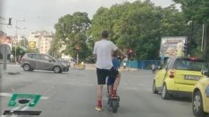 Из варненския трафик – мъж вози необезопасено дете на е-тротинетка
