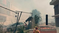 Пожар избухна до голям магазин във "Владиславово" (СНИМКИ)