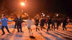 Простреляха жена, докато играе хоро