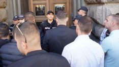 Цирк пред ЦИК: ДПС на Доган и Новото начало на Пеевски спорят кой ще бъде пръв