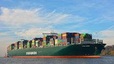 Освободиха танкера, заседнал в Суецкия канал