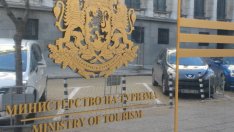Министерството на туризма се включи в спора за бараките на "Златните"