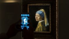 Екоактивист си залепи главата за "Момичето с перлената обица" ВИДЕО