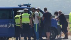 Обезвредиха опасен младеж с БМВ и оръжие на АМ "Хемус"