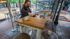 На 50%, до 22 часа... кръчмарите скочиха: Европа се отваря, а ние затваряме