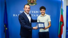 И областният управител на Варна връчва награда на Иван Иванов