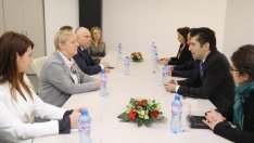 Кирил Петков засилва сътрудничеството с Amazon и Google