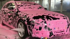 Розова пяна, но не за жени, а за колите ни: Вреди ли тя на автомивката?