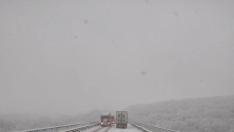 370 машини са обработвали републиканските пътища през нощта и пак не смогнаха