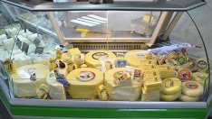 Отделят млечните продукти на различен щанд от имитиращите