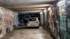Странно: Кола паркира във варненски подлез