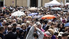 Десетки хиляди са във Ватикана преди погребението на папа Франциск