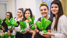 Бъдещи медици раздават ябълки на входа на Морската градина във Варна 