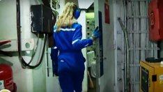 Красива курсантка движи машините на българския кораб към Антарктида (ВИДЕО)