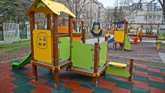 Детска ясла №2 „Моряче” вече е с нови осем детски площадки и спортно игрище