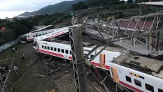 Влакова катастрофа взе десетки жертви в Тайван