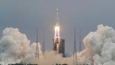 Част от китайска космическа ракета пада към Земята