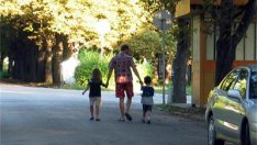 Бащинство: Татковците с 2 месеца платен отпуск, докато детето стане 8 г.