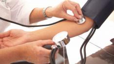 Мерят кръвното на входа на Морската градина във Варна