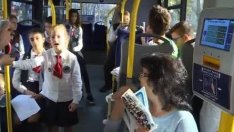 Рецитали и песни във варненски автобуси за Деня на будителите