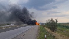 Джип, натъпкан с 10 мигранти, лумна като факла на "Тракия" СНИМКИ