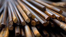 Работник задигна арматурно желязо от строителен обект във Варна