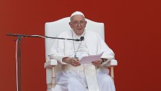 Папата продължава да не може да диша, остава в болница