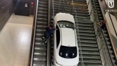 Пожарникари вадиха крадена кола от подлез на автогара