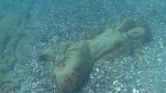 Скулптура на русалка събира любопитни водолази в Черно море (ВИДЕО)