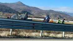 Кола се обърна по таван на АМ "Струма"