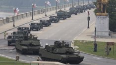 Пред погледа на рожденика Тръмп: Военен парад на фона на протести СНИМКИ