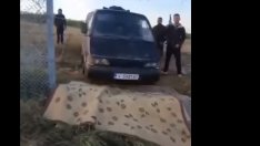 Разрязана ограда, разграден двор – бусче с мигранти минава ВИДЕО