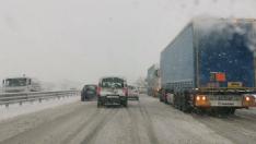 Снегът пак ни изненада въпреки прогнозите! Сайтът на АПИ спря