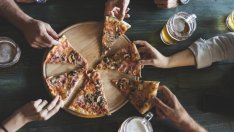 Пица прати в болница 99 души