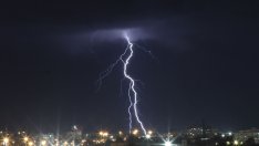 Мълния порази 2 деца на стадиона в Русе