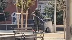 Изоставен куфар пред Окръжен съд-Варна, отцепиха района