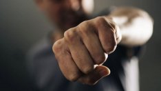 Младеж раздава шамари и заплахи за убийство след забележка за изхвърлен фас