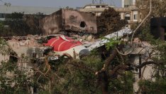 Броят на жертвите от самолетната катастрофа в Индия достигна 279 души