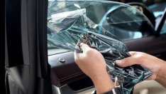 Премахнете сами тониращото фолио от стъклата на колата. Как? С три трика