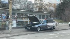 Атракцията "автосервиз на тротоара": Пишман майстор разтури BMW