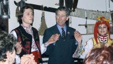 Спомени от старите ленти: Вижте как Чарлз III пи ракия и игра хоро край Варна (СНИМКИ)