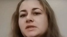 Мъж влачи куче с колата си, изяло му кокошка