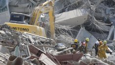 Три дни след труса в Мианмар: Извадиха оцелели изпод руините