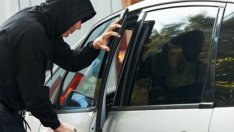 Слизаш да подгрееш колата, запалваш я и излизаш... да пушиш. Апашът е на ход!