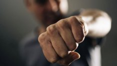 Млад мъж, пребил дядо заради забележка, остава в ареста