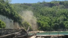 Областният: Кметът да вземе незабавни мерки за падналия скат на плаж "Романтика"