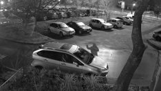 Ако някой си познае детето! Разбива стъклата на кола и бяга ВИДЕО