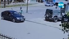 Мъж рита и плю жена заради засичане на пътя