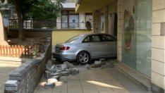 Кола се вряза в партера на блок в столичен квартал