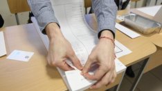 15 659 гласа разделят първия от втория. Вотът спечели "Има такъв народ"
